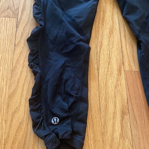 Lululemon sz 4 ruched cropped black leggings with grey waistband - Picture 6 of 6